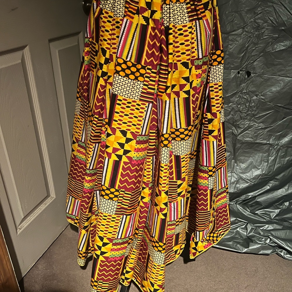 African print skirt, brand new. Back of the skirt is longer. Very nice fit.